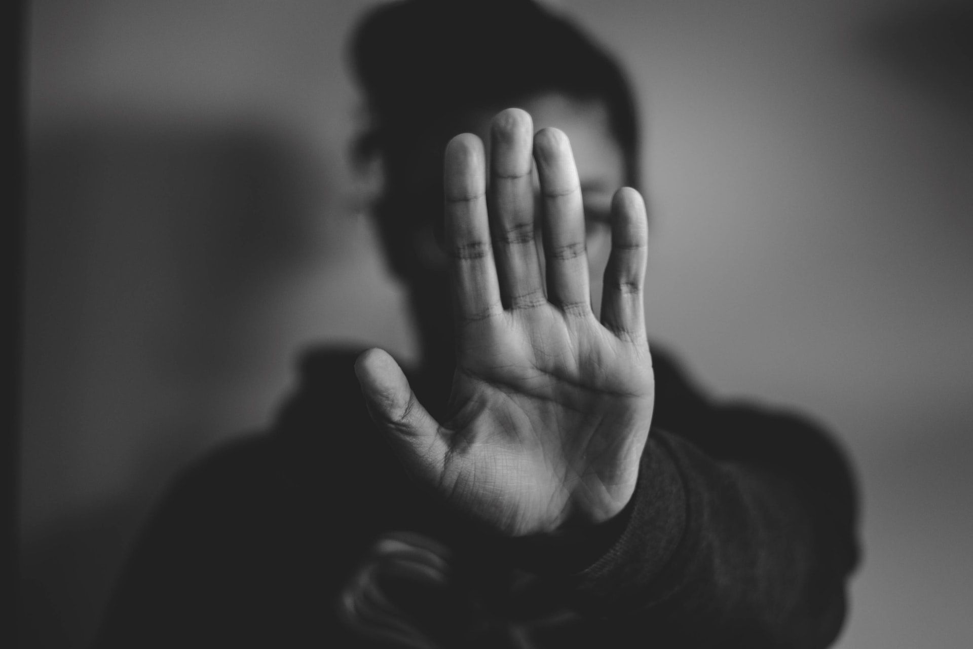 personne qui se cache le visage pour protéger son identité - blov.troov.com